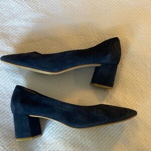 L’intervalle navy suede pumps